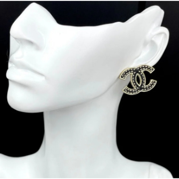 Chanel Gold and Black Textured Interlocking CC Stud Earrings Fall 2023 (CCXX020) - Picture 5 of 6
